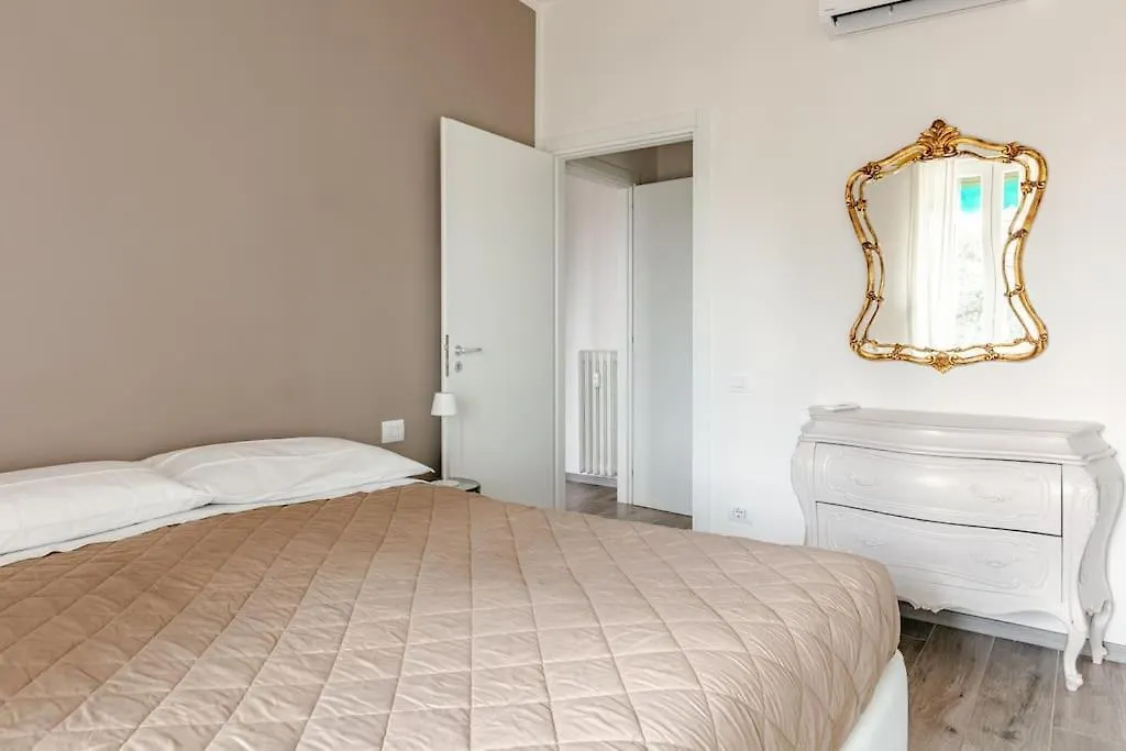 Apartment Luminoso Appartamento Fiorentino Florence